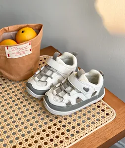 Vista dettagliata delle scarpe traspiranti per bambini con cinturini in velcro