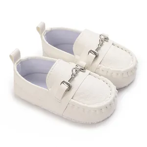 Mocassins blancs classiques pour bébé avec semelle souple et mors métallique élégant