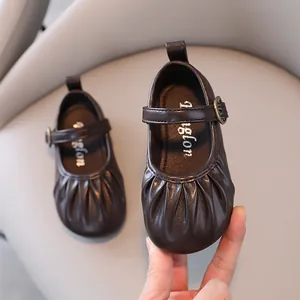 Eleganti scarpe Mary Jane marroni plissettate per bambine con cinturino