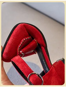 Detalle de zapatos Mary Jane de ante rojo para niña con lazo de pedrería brillante