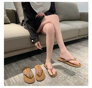 Chanclas planas de moda para mujer con correas de colores estampadas en pies de modelo