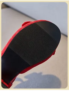 Detalle de suela antideslizante negra de zapatos rojos de princesa para niña goma