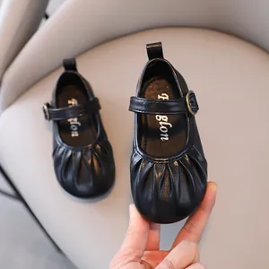Scarpe da principessa Mary Jane nere per bambina con design in pelle pieghettata e cinturino.