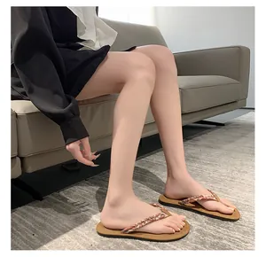 Primer plano de elegantes chanclas de mujer con estampado usadas en un ambiente interior