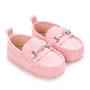 Vue détaillée de mocassins roses pour bébés avec boucle de mors argentée élégante