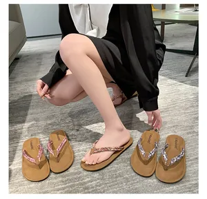 Chanclas de moda con estampado paisley para mujer en variantes rosa y azul