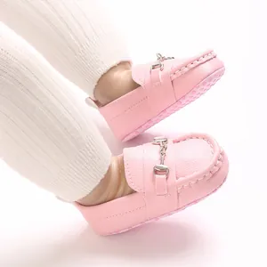 Vue détaillée de mocassins roses pour bébé à semelle souple avec boucle mors en métal
