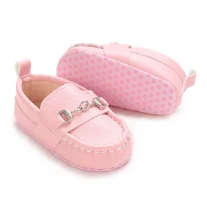 Vue détaillée de mocassins roses pour bébé en cuir souple avec boucle métallique
