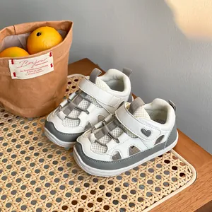 Scarpe da camminata traspiranti bianco e grigio con suola molto morbida per neonato