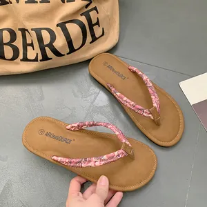 Chanclas playeras planas para mujer con estampado de cachemira rosa y suela marrón
