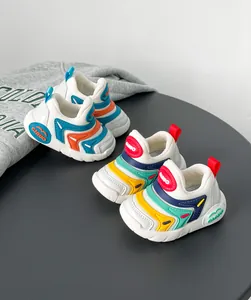 Detailansicht der farbenfrohen Caterpillar-Sneaker mit weicher Sohle für Kleinkinder