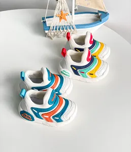 Detailansicht bunter Baby-Caterpillar-Sneaker mit weichen rutschfesten Sohlen für Kleinkinder