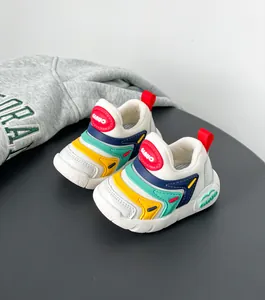 Nahaufnahme bunter Caterpillar-Kinderschuhe mit weicher Sohle und lebhaftem Patchwork-Design.