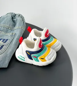 Detailansicht bunter Kleinkind-Sneaker mit weicher, flexibler Sohle