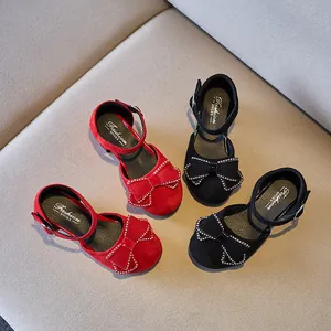 Elegantes zapatos de princesa con tacón para niñas y lazos de strass en rojo y negro.