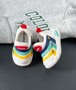Detailansicht der bunten Raupen-Sneaker für Kleinkinder mit weichen Sohlen