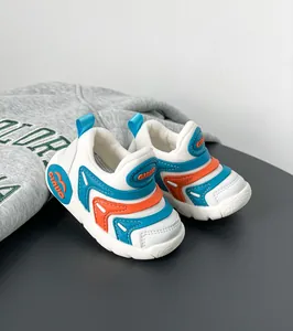 Detailansicht der weiß-blauen Raupen-Sneaker für Kleinkinder mit weicher Sohle