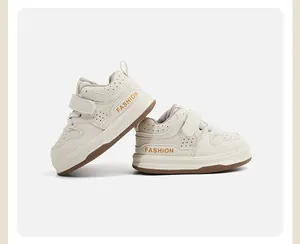 Zapatos de paseo minimalistas blanco roto para bebés con texto 'FASHION' lateral
