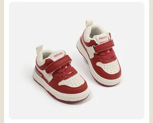 Vista detallada de zapatos deportivos para bebé en rojo y blanco con cierre de velcro