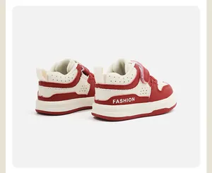 Vista trasera de zapatillas de cuero para niños en rojo y blanco con 'FASHION'