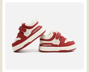Elegantes zapatillas blancas y rojas para niños pequeños con velcro y estampados de moda