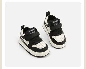Vista macro detallada de zapatillas deportivas negras y blancas para bebé con velcro