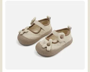 Detail van gewatteerde babyschoentjes voor meisjes met bloemen en rubberen zolen