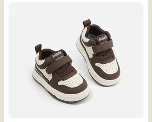 Vista detallada de zapatillas para niños pequeños en marrón y crema con velcro