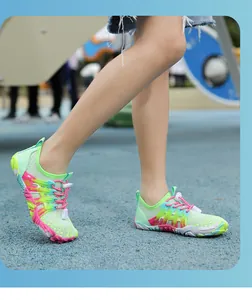 Detailweergave van kleurrijke antislip waterschoenen voor kinderen op blauwe vloer