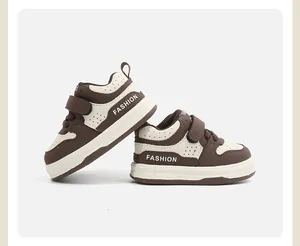 Zapatillas de paseo para niños pequeños en marrón y crema con velcro y agujeros de aire