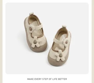 Schattige babyschoentjes voor meisjes met bloemendecor en gewatteerd patroon design