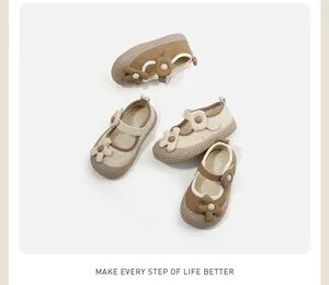 Detailweergave van gewatteerde Mary Jane babyschoenen met bloemdecoratie.