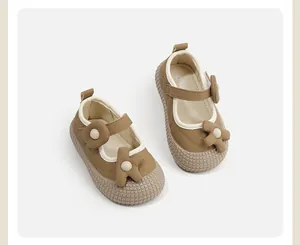 Gedetailleerd overzicht van bruine prinsessenschoenen voor peuters met bloemaccenten