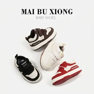 Zapatillas de deporte para bebés y niños pequeños en varios colores modernos