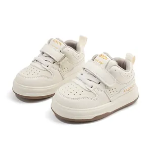 Zapatillas blancas minimalistas para niños con cierre de velcro para caminar y hacer deporte