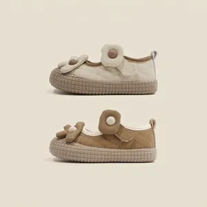 Elegante babyschoentjes voor meisjes met gewatteerd leer en een schattig bloemdessin.