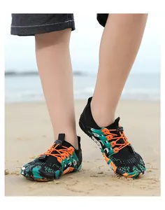 Antislip waterschoenen voor kinderen op het strand met sneldrogende stof en oranje veters