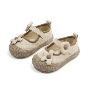Elegante beige gewatteerde babyloopschoentjes voor meisjes met 3D-bloemaccenten