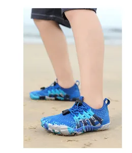 Detailweergave van blauwe mesh waterschoenen voor kinderen voor strand en zwemmen