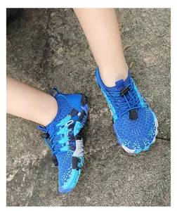 Blauwe ademende waterschoenen voor kinderen met snelsluiting en camouflagezool buiten.