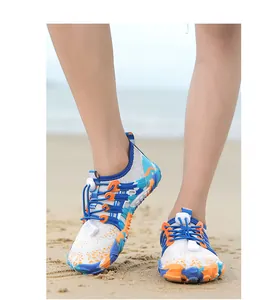 Gedetailleerd overzicht van ademende waterschoenen voor kinderen op een zandstrand