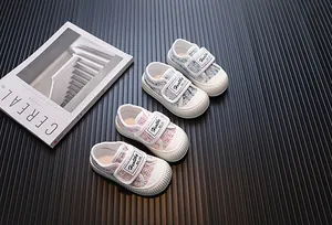 Vue détaillée de chaussures en toile pour petites filles style tweed avec velcro
