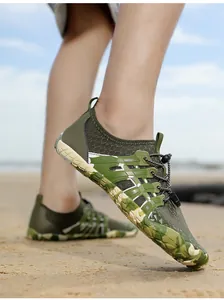 Detail van camouflage waterschoenen voor kinderen op het zandstrand