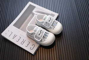 Détail des chaussures de marche en tweed bleu pour bébé fille avec scratch Healthy blanc