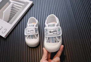 Vue détaillée des baskets en tweed bleu pour bébés avec bande Velcro