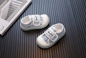 Gros plan sur des chaussures de marche en tweed bleu pour petite fille sur fond sombre élégant