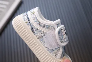 Gros plan détaillé des chaussures en toile de tweed bleu pour fillettes avec semelles