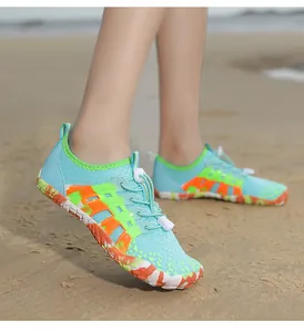 Ademende waterschoenen voor kinderen met antislipzolen op het zandstrand.