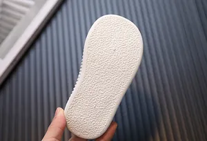Gros plan détaillé montrant la texture antidérapante de la semelle blanche pour filles
