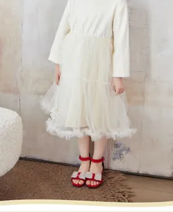 Vista dettagliata di eleganti sandali rossi da bambina con fiocco di strass lucidi